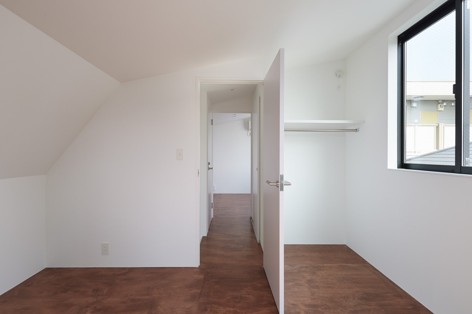 ３階には個室を２室配置。界壁は、将来、少しの改修で一室空間として利用できるよう、非構造壁としている。